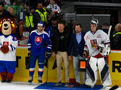 Marián Hossa odovzdal ceny hráčom, vľavo Matúš Sukeľ (Slovensko) a vpravo Lukáš Klímeš (Česko) po prípravnom zápase pred MS 2024 v hokeji Slovensko - Česko.