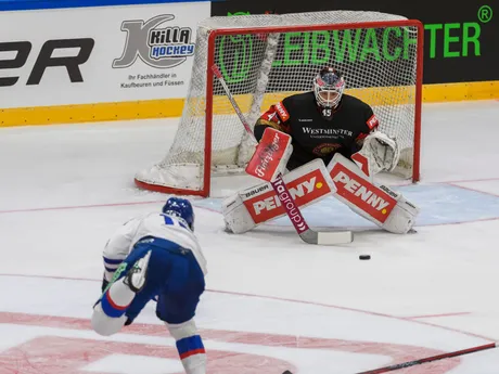 Róbert Lantoši strieľa gól počas prípravného hokejového zápasu Nemecko - Slovensko.