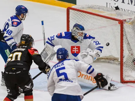 Wojciech Stachowiak strieľa gól brankárovi Dávidovi Hrenákovi počas prípravného hokejového zápasu Nemecko - Slovensko.