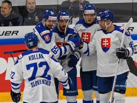 Slovenskí hokejisti sa tešia z gólu, zľava Andrej Kollár, Martin Bučko, Róbert Lantoši, Andrej Kukuča a Samuel Takáč počas prípravného hokejového zápasu Nemecko - Slovensko.