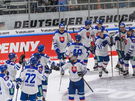 Slovenskí hokejisti sa tešia z víťazstva 5:4 po predĺžení počas prípravného hokejového zápasu Nemecko - Slovensko.