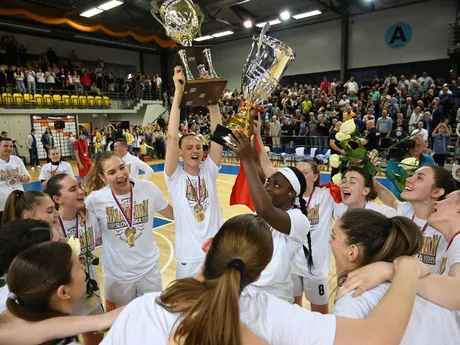 Na snímke hráčky Piešťan oslavujú titul po skončení tretieho zápasu finále ženskej Niké ligy v basketbale žien Piešťanské Čajky - Slávia Banská Bystrica v sobotu 27. apríla 2024.