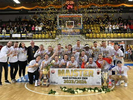 Na snímke hráčky a realizačný tím Piešťan pózujú pre spoločnú fotografiu  po skončení tretieho zápasu finále ženskej Niké ligy v basketbale žien Piešťanské Čajky - Slávia Banská Bystrica v sobotu 27. apríla 2024.