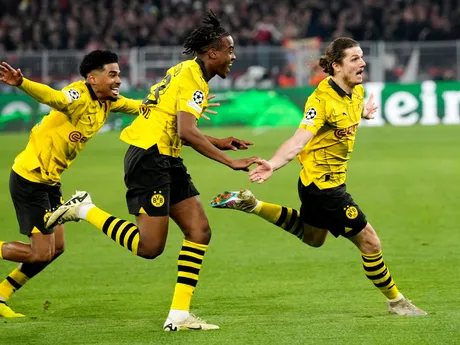 Hráči Dortmundu oslavujú gól počas štvrťfinále Ligy majstrov. 