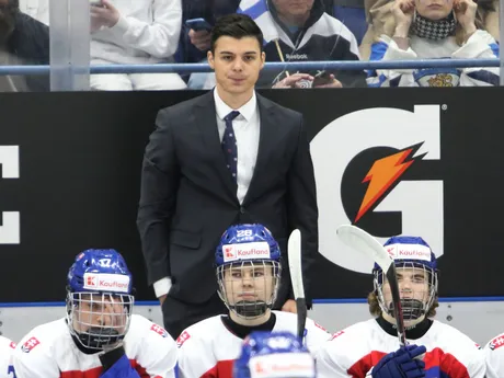 Tréner Martin Dendis v zápase Slovensko - Fínsko na MS v hokeji do 18 rokov 2024