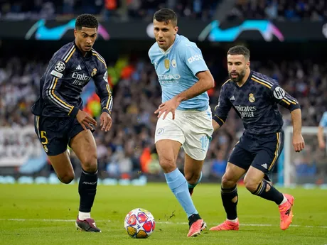 Rodrigo a Jude Bellingham počas odvety štvrťfinále Manchester City - Real Madrid. 