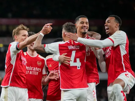 Hráči Arsenalu oslavujú gól v zápase Premier League proti Chelsea