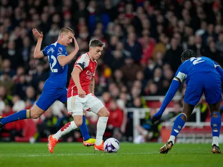 Leandro Trossard vedie loptu v zápase Arsenal - Chelsea