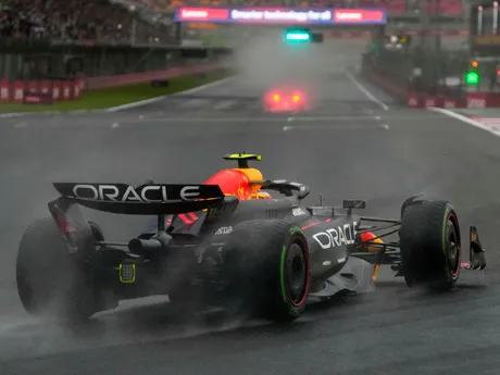 Sergio Perez na Red Bulle počas šprintovej kvalifikácie na Veľkej cene Číny.