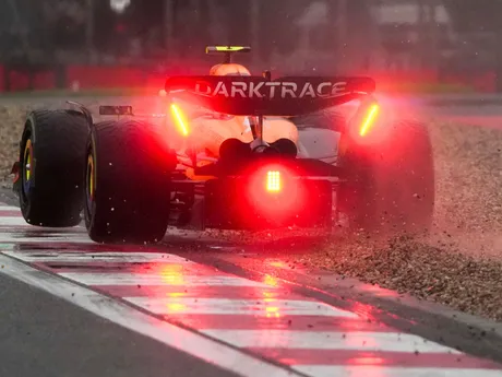 Lando Norris na McLarene počas šprintovej kvalifikácie na Veľkej cene Číny.