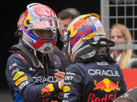 Na sníme sú jazdci tímu Red Bull Racing, zľava Max Verstappen a Sergio Pérez. 