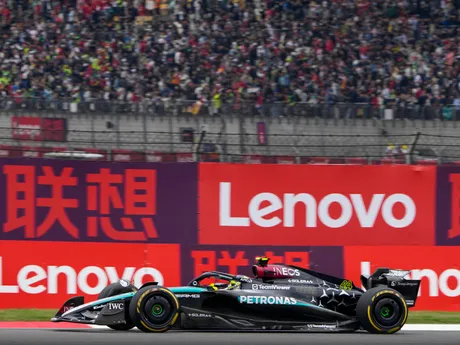 Lewis Hamilton prechádza pred tribúnou fanúšikov na okruhu v Šanghaji. 