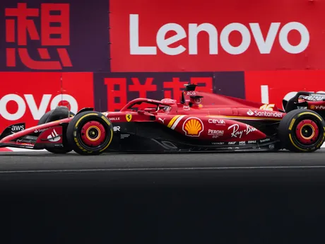 Monacký pretekár Ferrari Charles Leclerc počas šprintových pretekov v Číne.