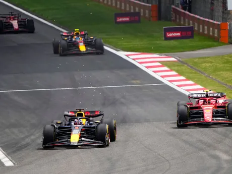 Jazdec tímu Ferrari Carlos Sainz (vpravo) sa snažil zaútočiť na Maxa Verstappena. 