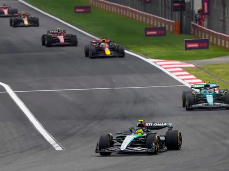 Britský jazdec Lewis Hamilton na čele šprintových pretekov na okruhu v Šanghaji.