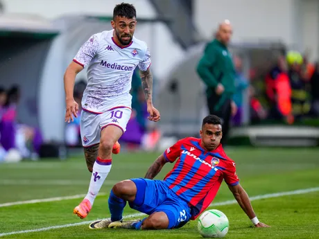 Nicolas Gonzalez a Cadu počas 1. štvrťfinále Konferenčnej ligy medzi Viktoria Plzeň - ACF Fiorentina. 