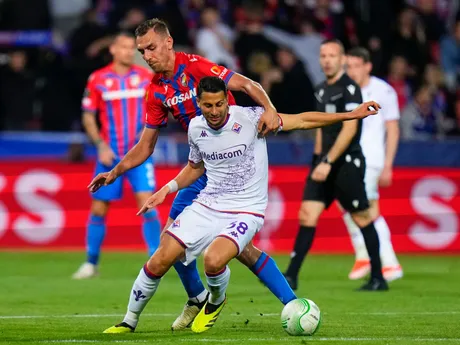 Rolando Mandragora a Tomáš Chorý počas 1. štvrťfinále Konferenčnej ligy medzi Viktoria Plzeň - ACF Fiorentina. 