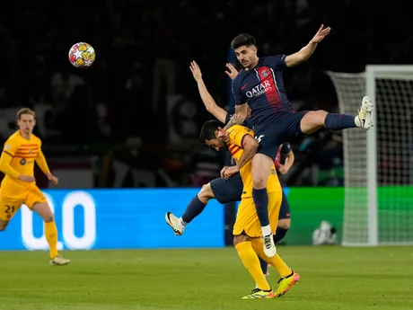 Hráč PSG Lucas Beraldo (hore) hlavičkuje cez Ilkaya Gundogana z Barcelony počas zápasu.