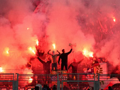 Fanúšikovia Atlética Madrid používajú na štadióne v Dortmunde pyrotechniku. 