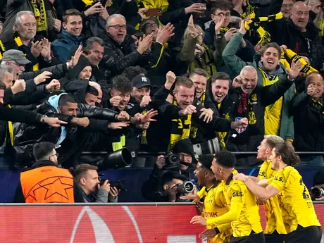 Hráči Dortmundu oslavujú gól s fanúšikmi počas odvety štvrťfinále Ligy majstrov medzi Dortmundom a Atléticom Madrid. 