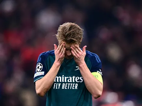 Martin Ödegaard smúti po vypadnutí Arsenalu vo štvrťfinále Ligy majstrov. 