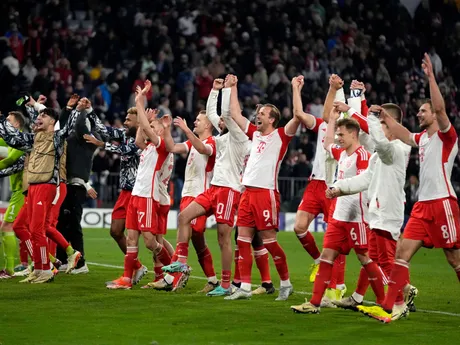 Radosť hráčov Bayernu po postupe do semifinále Ligy majstrov. 