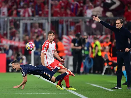 Lucas Vazquez a Leon Goretzka v zápase semifinále Ligy majstrov proti Bayern Mníchov - Real Madrid