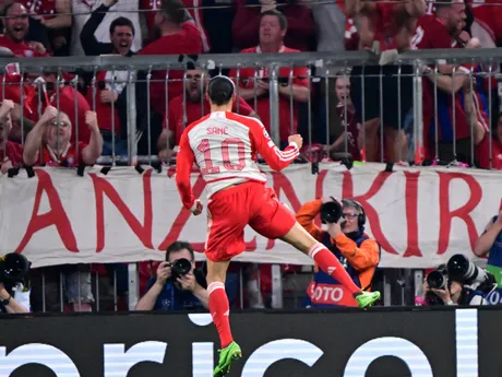 Leroy Sané oslavuje gól v zápase semifinále Ligy majstrov proti Bayern Mníchov - Real Madrid