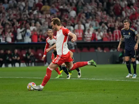 Harry Kane premieňa penaltu v zápase semifinále Ligy majstrov Bayern Mníchov - Real Madrid