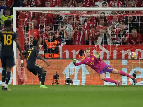 Vinicius Junior premieňa penaltu v zápase semifinále Ligy majstrov Bayern Mníchov - Real Madrid