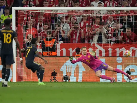 Vinicius Junior premieňa penaltu v zápase semifinále Ligy majstrov Bayern Mníchov - Real Madrid
