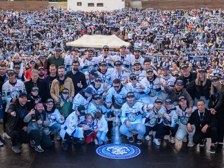 Hokejisti HK Nitra oslávili spolu s fanúšikmi svoj druhý titul v histórii najvyššej slovenskej súťaže. V priestoroch mestského Amfiteátra ich búrlivým potleskom a skandovaním chorálov vítali tisícky priaznivcov. 