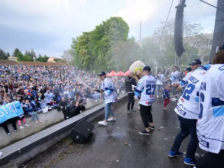 Hokejisti HK Nitra oslávili spolu s fanúšikmi svoj druhý titul v histórii najvyššej slovenskej súťaže.