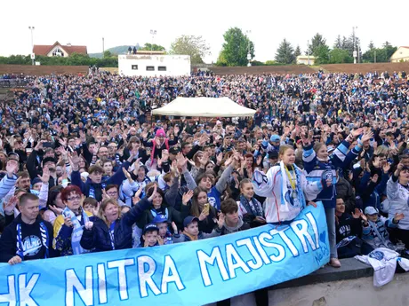 Hokejisti HK Nitra oslávili spolu s fanúšikmi svoj druhý titul v histórii najvyššej slovenskej súťaže. V priestoroch mestského Amfiteátra ich búrlivým potleskom a skandovaním chorálov vítali tisícky priaznivcov.