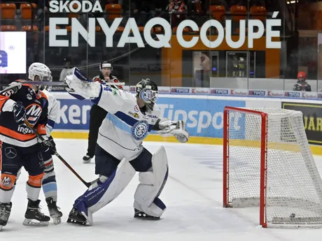 Vpravo fínsky brankár Sami Aittokallio (Nitra) inkasuje úvodný gól v prvom zápase semifinále.
