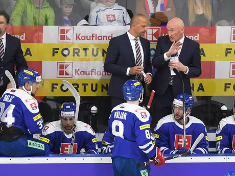 Tréner slovenskej hokejovej reprezentácie  Craig Ramsay (hore vpravo) a jeho asistenti Ján Pardavý (hore uprostred) a Róbert Petrovický diskutujú na striedačke v prípravnom zápase Slovensko - Švajčiarsko.