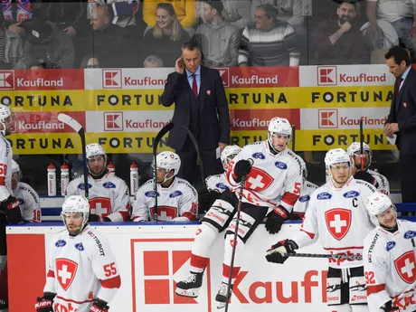 Tréner švajčiarskej hokejovej reprezentácie Patrick Fischer (vpravo hore) stojí na striedačke v prípravnom zápase Slovensko - Švajčiarsko.
