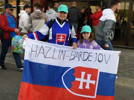 Slovenskí fanúšikovia pózujú so slovenskou vlajkou pred štadiónom pred prípravným zápasom Slovensko - Švajčiarsko.