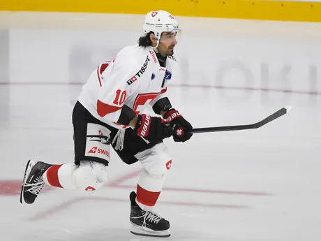 Švajčiarsky hokejista Andres Ambühl korčuľuje počas prípravného zápasu Slovensko - Švajčiarsko.