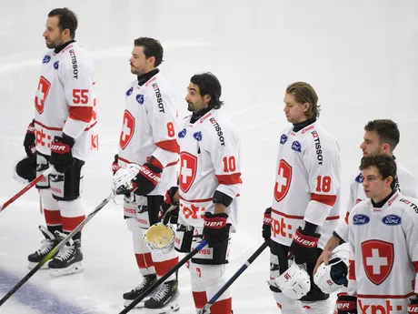 Švajčiarski hokejisti stoja počas hymny pred prípravným zápasom Slovensko - Švajčiarsko.