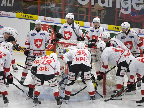Švajčiarski hokejisti stoja okolo svojej brány pred prípravným zápasom Slovensko - Švajčiarsko.