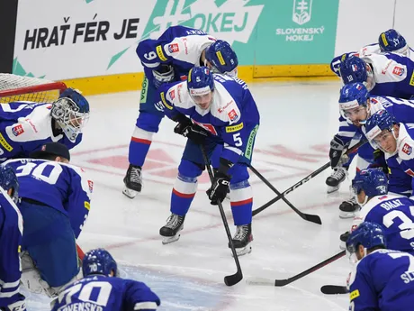 Slovenskí hokejisti stoja okolo svojej brány pred prípravným zápasom na májový svetový šampionát Slovensko - Švajčiarsko.