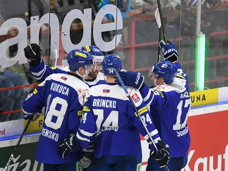 Slovenskí hokejisti zľava Andrej Kukuča, Alex Tamáši, Matej Kašlík a Boris Brincko sa tešia z gólu na 2:0, ktorý strelil Alex Tamáši v prípravnom zápase Slovensko - Švajčiarsko.