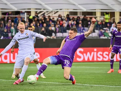 Andrea Belotti a Václav Jemelka počas odvety štvrťfinále Konferenčnej ligy Fiorentina - Plzeň.