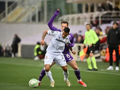 Cadu a Lucas Beltran počas odvety štvrťfinále Konferenčnej ligy Fiorentina - Plzeň.