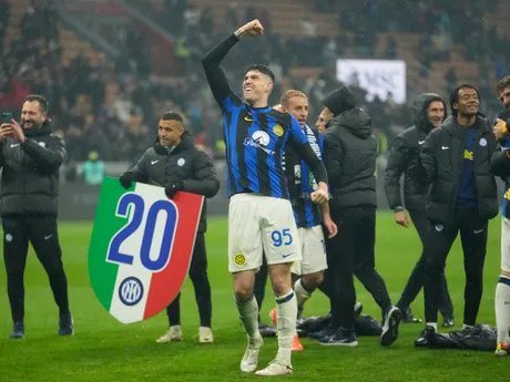 Futbalisti Interu Miláno oslavujú zisku titulu v Serie A