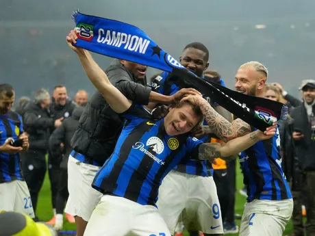 Futbalisti Interu Miláno oslavujú zisku titulu v Serie A