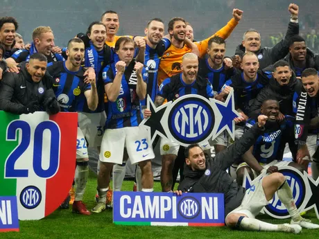 Hráči Interu Miláno oslavujú zisk titulu v Serie A