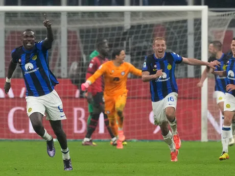 Hráči Interu Miláno oslavujú zisk titulu v Serie A