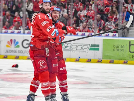Hokejisti Třinca oslavujú šiesty titul v českej extralige. 